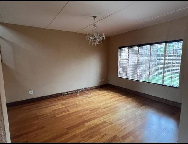 2 BEDROOM TOWNHOUSE FOR SALE IN VAN RIEBEECK PARK